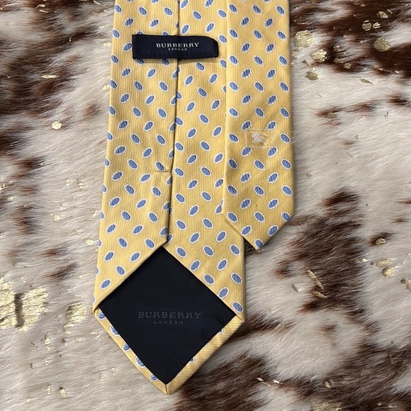 BURBERRY 💯% authentic yellow silk tie - Picture 3 of 5